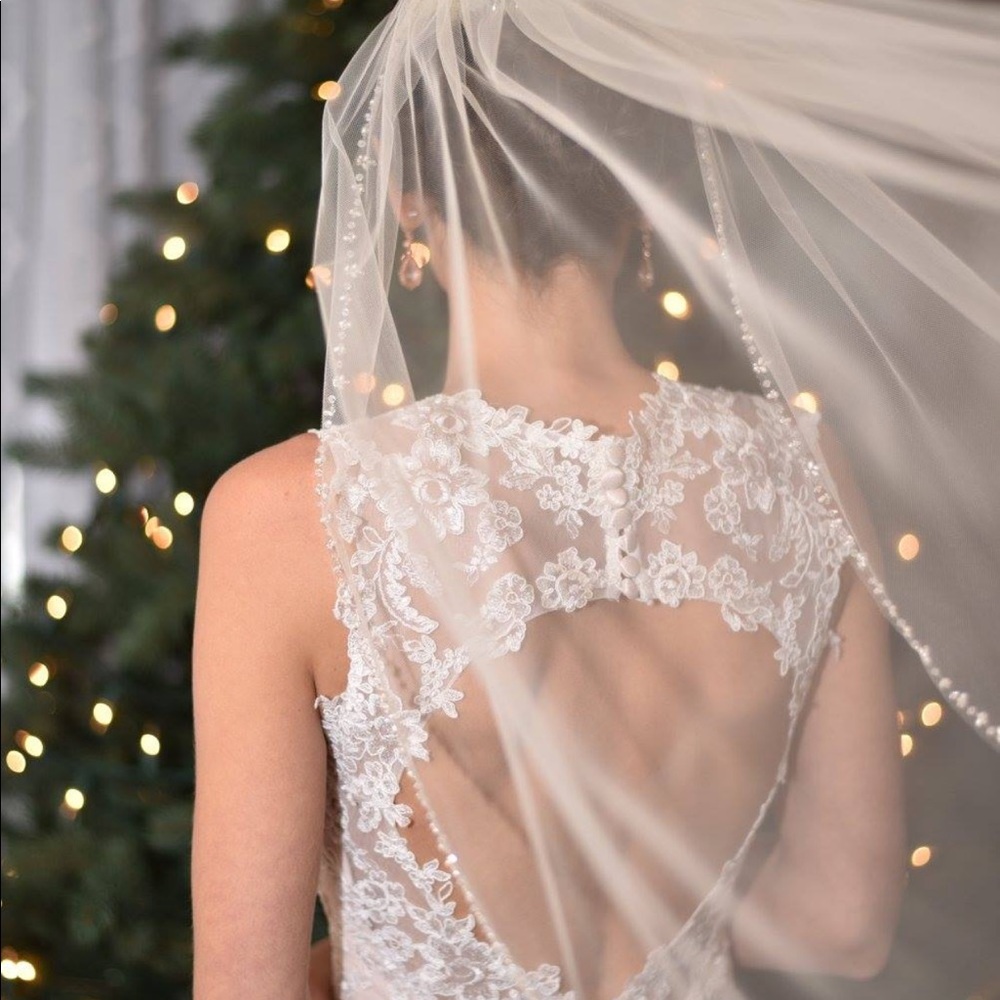 Wedding dress - Picture 1 of 3